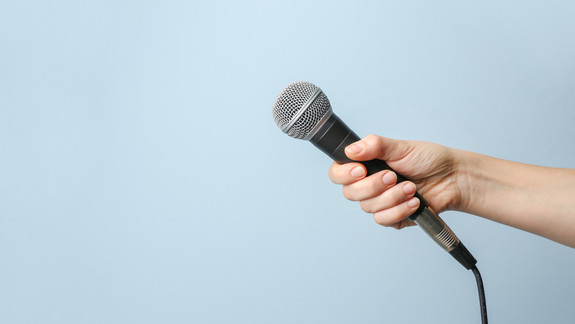 Hand mit Mikrofon