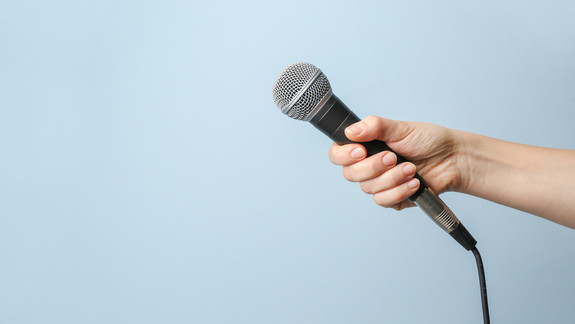 Hand mit Mikrofon
