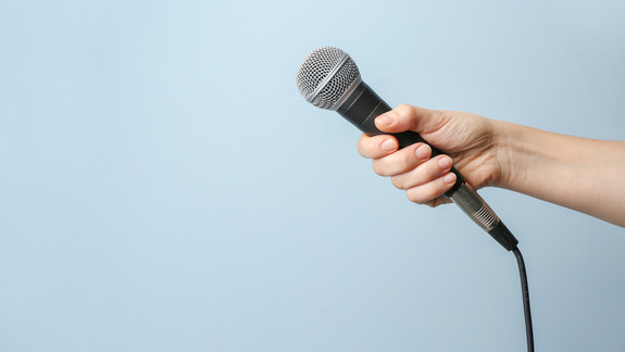 Hand mit Mikrofon