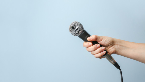 Hand mit Mikrofon