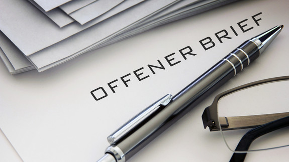 Schriftzug Offener Brief mit Kugelschreiber