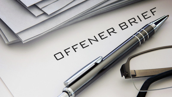 Schriftzug Offener Brief mit Kugelschreiber