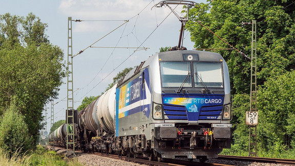 RTB Cargo vor Güterzug RTB Cargo vor Güterzug