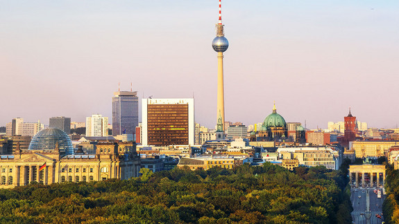 Skyline Berlin Skyline von Berlin mit Fernsehturm und IHZ