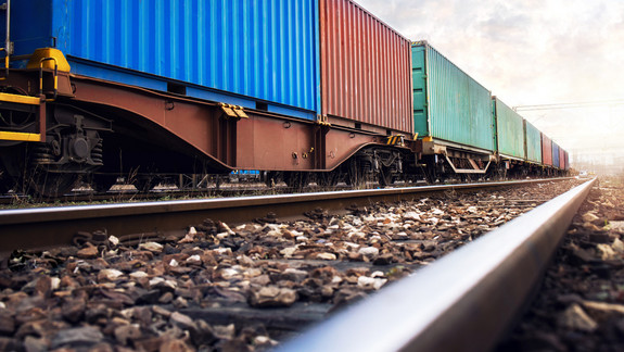 güterzug auf Schienen bunter güterzug auf Schienen