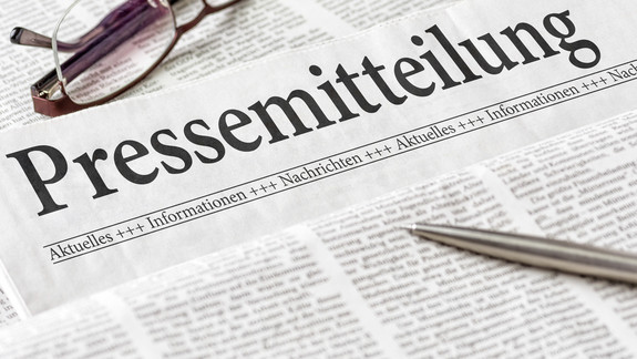 Zeitung mit der Überschrift Pressemitteilung